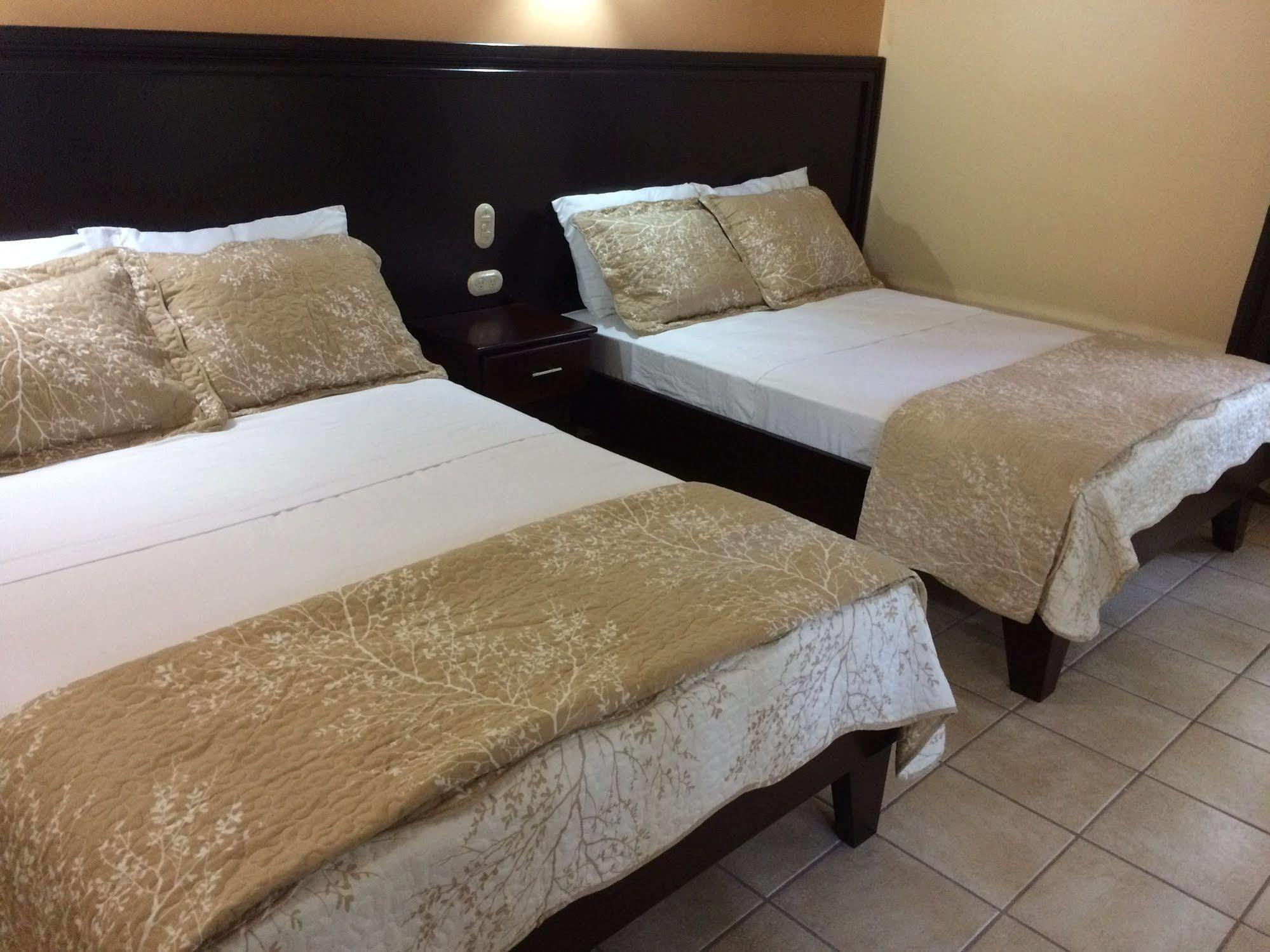 Mussaenda, Arenal Hotel La Fortuna Luaran gambar