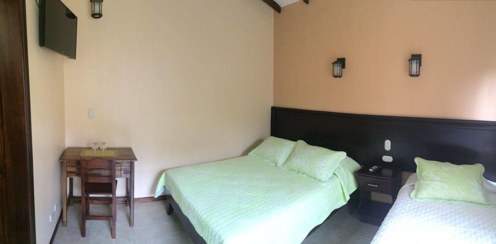 Mussaenda, Arenal Hotel La Fortuna Luaran gambar